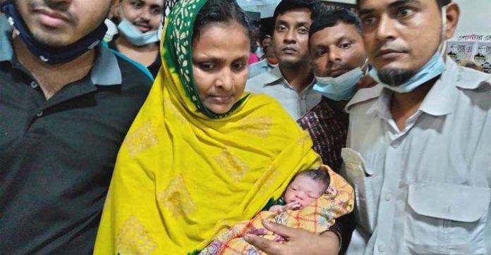 ট্রেনেই পুত্র সন্তানের জন্ম দিলেন নারী