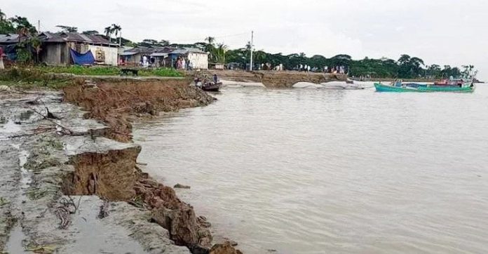 নদীর পাড় ভেঙে ভেসে গিয়ে নিখোঁজ হলেন বৃদ্ধ