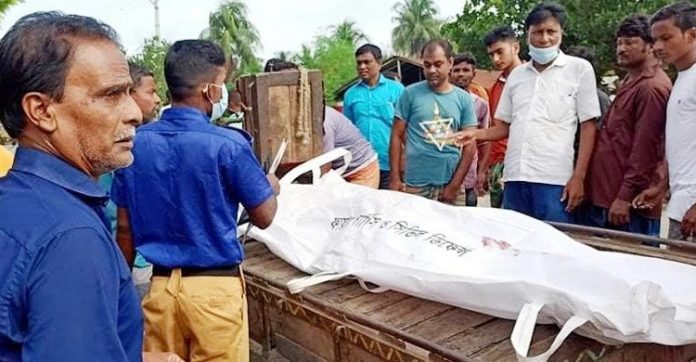 নিয়ন্ত্রণ হারিয়ে ট্রাকের সাথে ধাক্কা, প্রাণ গেল পিকআপ ভ্যান হেলপারের