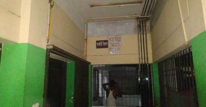 পুলিশকে ছুরির আঘাত করে হাস্পাতাল থেকে পালালো এক যুবক