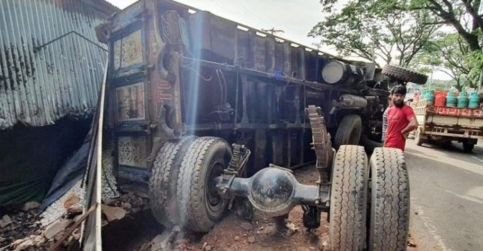বুড়িচংয়ে ট্রাক চাপায় রিকশাচালকসহ দুই যাত্রী নিহত