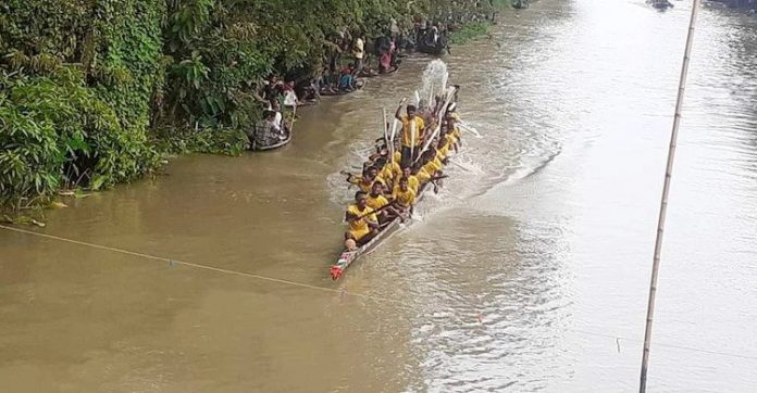 মধুখালীতে নৌকাবাইচ দেখতে মানুষের ঢল