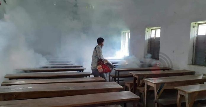 শিক্ষার্থীদের সুরক্ষার জন্য বিদ্যালয়ে ছিটানো হচ্ছে মশার ওষুধ