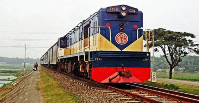 সাড়ে ৪ ঘণ্টা পর ঢাকার সঙ্গে উত্তর-পশ্চিমাঞ্চলের রেল যোগাযোগ শুরু