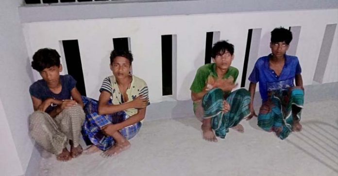 সোলার প্যানেল চুরি করতে গিয়ে ৪ রোহিঙ্গা আটক