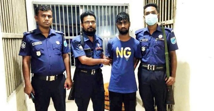 স্ত্রীর প্রেমিককে কুপিয়ে হত্যা করে থানায় যুবক