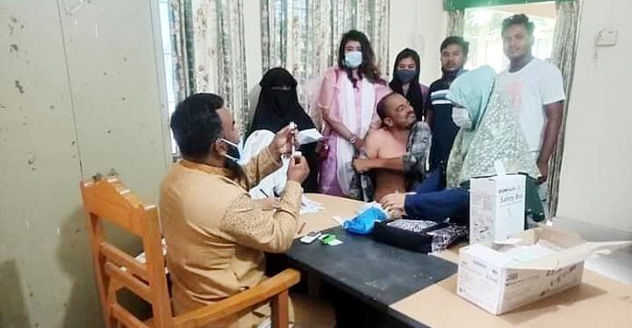 স্বাস্থ্যকর্মীর কাজ নিজে করে ফেললেন কাউন্সিলর